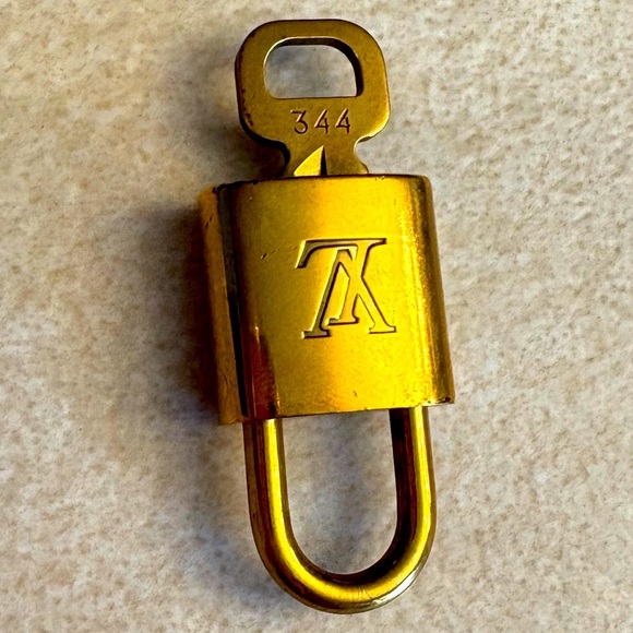 LOUIS VUITTON Lock & Key: #344 on Unbranded NWT Bag Charm/Keychain, EUC - Picture 5 of 10